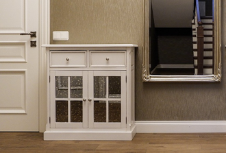 Двухстворчатый комод с зеркальными дверями и 2 ящиками.