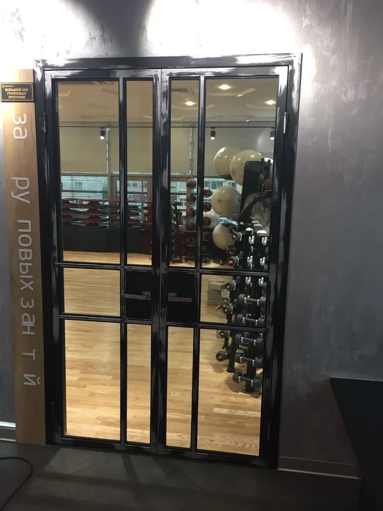 Двери лофт в фитнесс-центре