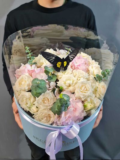 Букет из роз и гортензии №121 с бабочкой