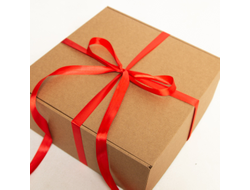 Подарочная коробка GILEV 32х32х12см с наполнителем и красной лентой