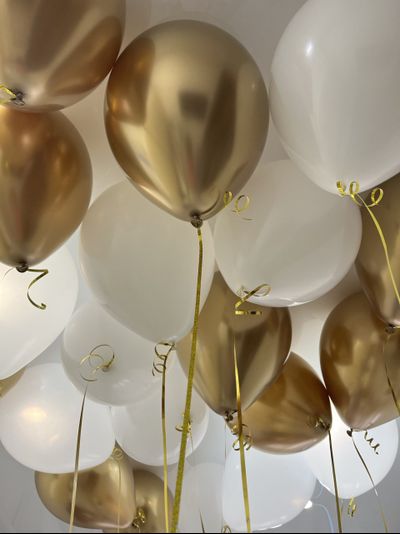Шары золотой и белый 20 штук под потолок