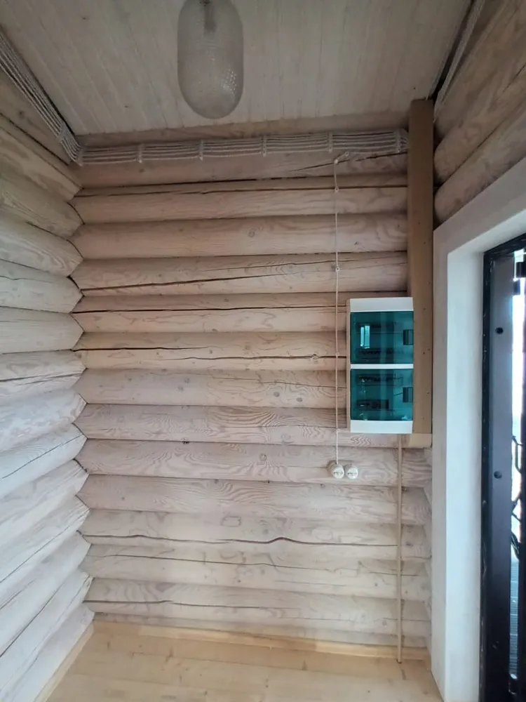 стена с щитком