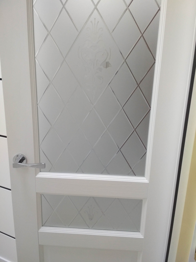 ЛАЙНДОР (УЛЬЯНОВСК)/ МОДЕЛЬ КАЛИНА-К/ НАТУРАЛЬНЫЙ ШПОН ЯСЕНЯ/ ПОЛОТНО ОСТЕКЛЕННОЕ/ ТОН 70 (ТЕКСТУРНАЯ БЕЛАЯ ЭМАЛЬ )