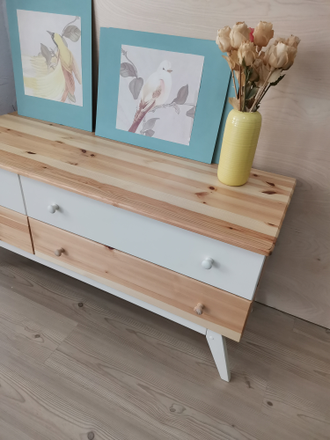 Тумба для ТВ на высоких ножках Сканди из массива сосны Эмаль крем / Натура