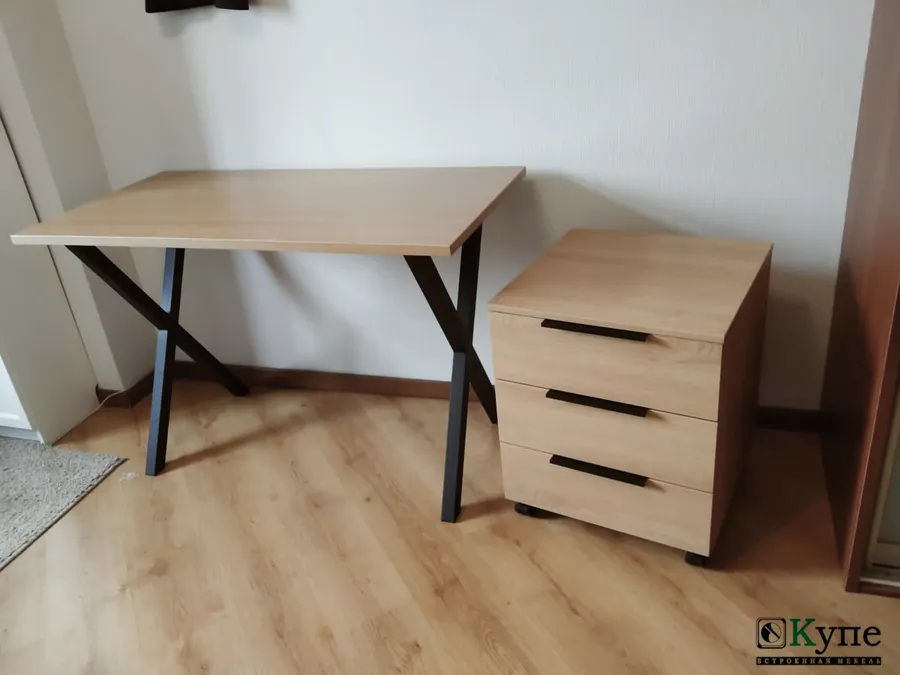022 Стол на металлокаркасе и тумба с выдвижными ящиками