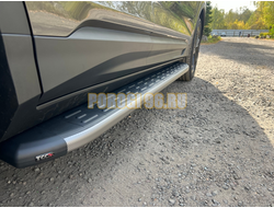 Пороги алюминиевые с пластиковой накладкой (карбон серые) 1720 мм ТСС для Geely Coolray 2024-