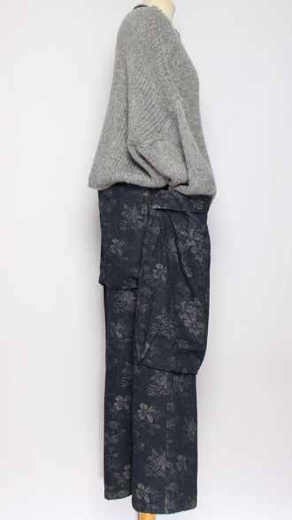 БРЮКИ-ЮБКА джинс-гобелен "КРЕАТИВНЫЕ КАРМАНЫ" размытые цветы черные, синии  р.46-54