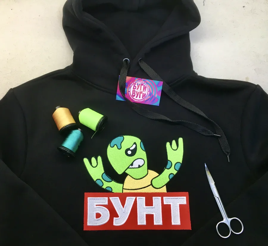 Вышивка на чёрной толстовке с капюшоном