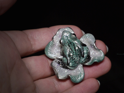 Мини-брошь с лягушкой "Принцесса весеннего леса" (4 см)