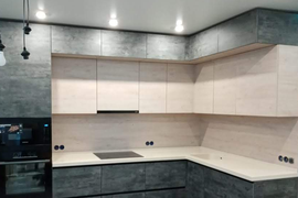 Кухня бетон с антресолями