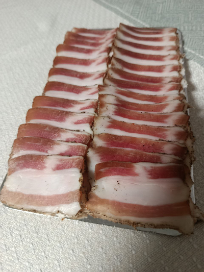 Домашнее сало нарезка с черным перцем и чесноком | ферма СытникЪ