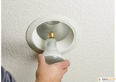 Замена точечных светильников на потолке в квартире в Москве ИВАНМАСТЕР