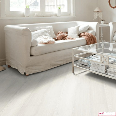 Дизайнерский пол Disano Classic Aqua Дуб Белый 536238 в интерьере гостиной