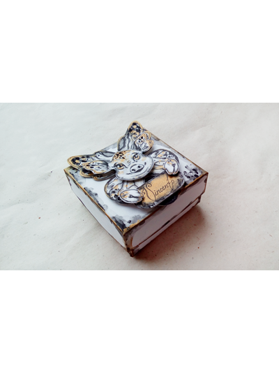 Подарочная коробочка для броши в стиле украшения