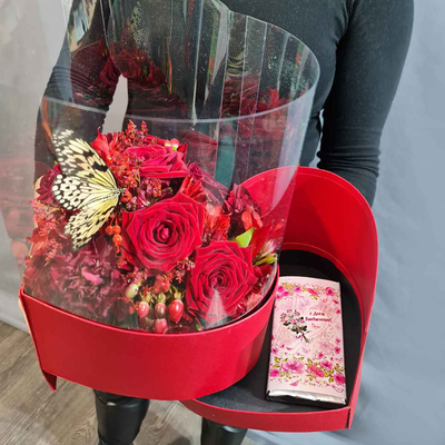 Букет в коробке сердце с шоколадной открыткой и бабочкой. №109