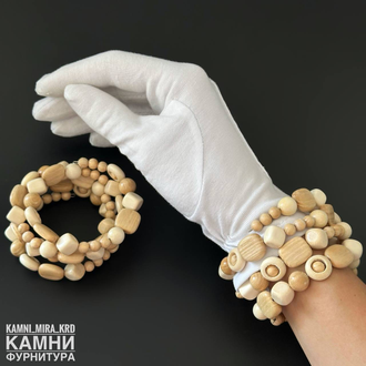 Браслет "Четыре витка светлое дерево" микс разных форм и размеров бусин на мэмори-проволке, цена за штуку