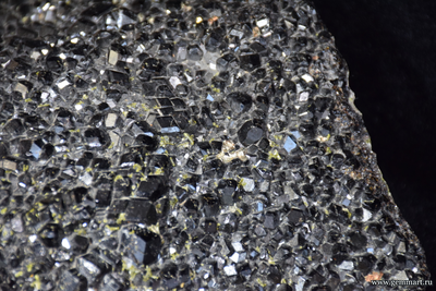 Меланит (разн. граната), друза, с пиритом, эпидотом, самородной медью - 310*235*100мм (ААА)