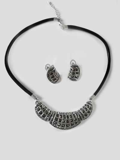 (АРТИКУЛ: 9676/33) КОМПЛЕКТ ЖЕНСКИЙ (КОЛЬЕ+СЕРЬГИ), МЕТАЛЛ "СЕРЕБРО", ЧЕРНЫЙ ШНУРОК, ТЕМНЫЕ СТРАЗЫ