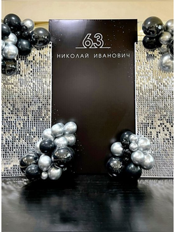 Фотозона с баннером и серебряными пайетками: Модульная конструкция с подиумом № 1486