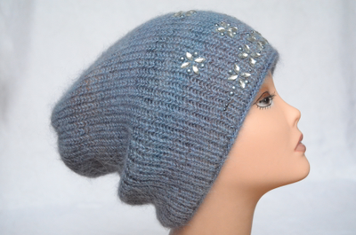 zhenskaya-shapka-golubaya-vyazanaya-ukrasheniya-vizio-italiya