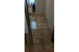 Прямая укладка клитки из керамогранита. Укладка плитки на полы в кухне и коридоре.