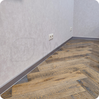 Плинтус ХДФ Dollken Cubu Flex Life 60мм Х 2,5 м 1246 Серебро платина в интерьере 7