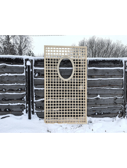 Деревянная декоративная решётка‑шпалера «Овал» 1200×2200 мм на фоне зелёного сада — опора для роз и