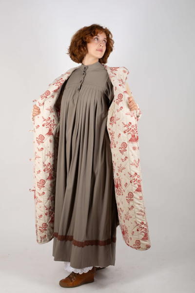 Стеганое пальто "Родное тепло" с капюшоном бежевое