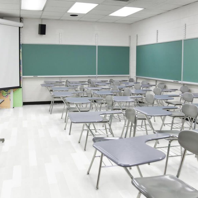 Биополы PURLINE Wineo 1500 wood XS Pure White PL025C в интерьере учебного заведения