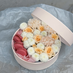 Доставка цветов в Волгограде - FLOWER34.RU - Коробочка с макарунс "Рози"