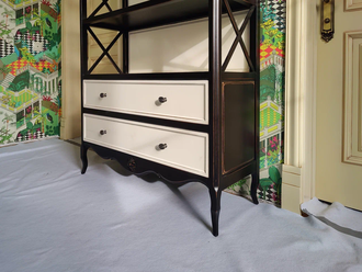 Стеллаж высокий с двумя ящиками на резных ножках.