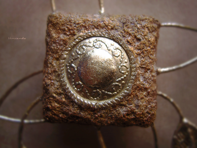 Фэнтези-брошь "Артефакты Атлантиды - Солнечный амулет" с золотым песком и лепестками