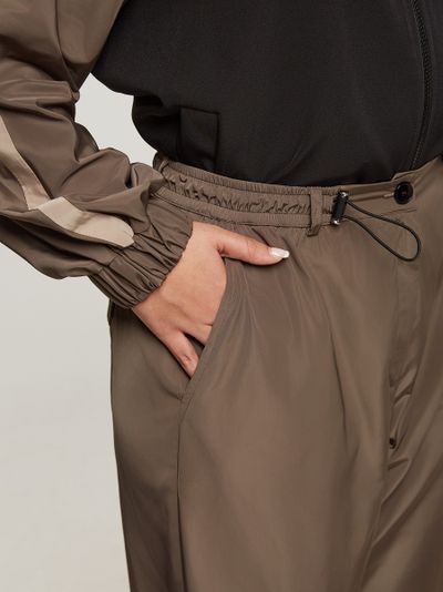 Брюки из плащевой ткани на осень