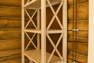 Витрина открытая с перекрестиями, на тумбе.