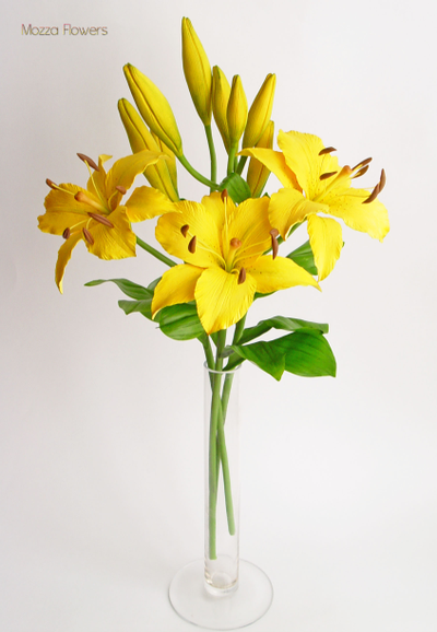 Желтые лилии из полимерной глины.