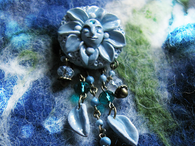 Украшение в стиле Алисы в Стране Чудес - брошь "Цветок Морфея" со стразой "Сваровски" и хрустальными бусинами