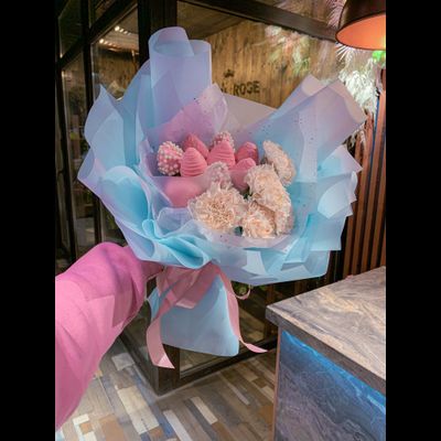 Букет с клубникой и диантусами