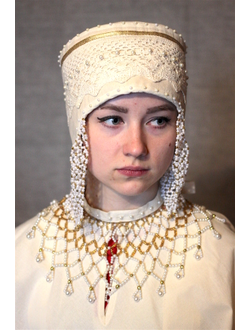 Русский народный женский головной убор "Повойник с жемчугами".