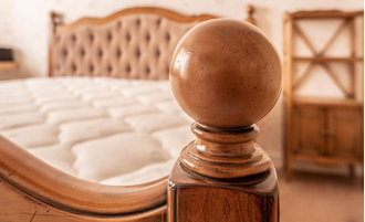 Кровать с мягким изголовьем и изножьем.