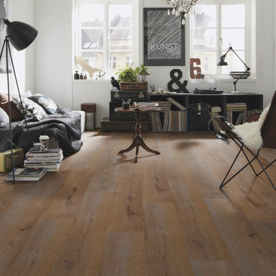 Виниловый пол Wineo 400 Wood XL Intuition Oak Brown MLD00130 в интерьере комнаты