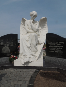 Фото задумчивый ангел гравировка на памятнике на могилу в СПб