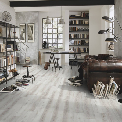 Виниловый пол Wineo 400 Wood Moonlight Pine Pale DLC00104 в интерьере гостиной