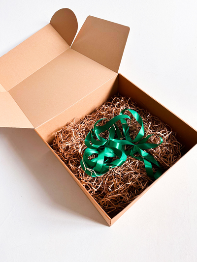 Огромная подарочная коробка GILEV 45х45х20см с зеленой лентой и наполнителем крафт