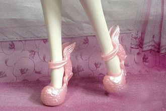 Туфли с крылышками нежно-розового с перламутром цвета.