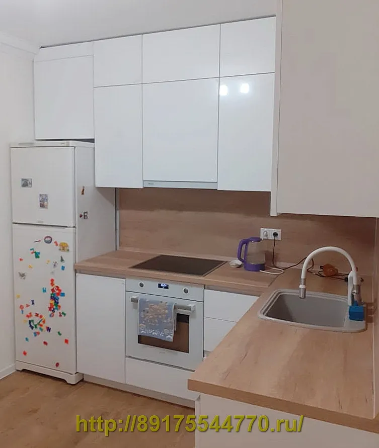 003-1 Кухня угловая.
Столешница Egger Дуб Небраска натуральный H3331, ST10.
Фасады: МДФ AGT /Турция/ Белый глянец 601.
Корпуса: ЛДСП Egger: W908 SM Белый базовый.
