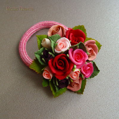 Резинка для волос с букетиком.