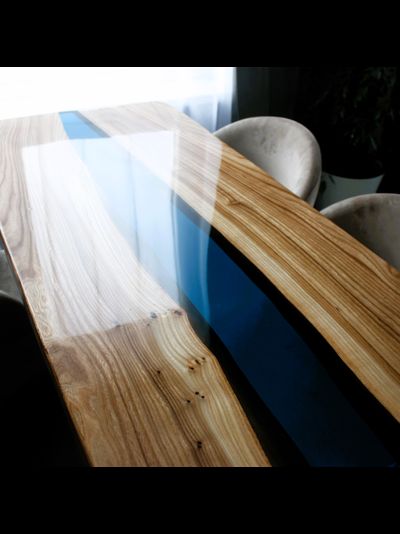 стол река из эпоксидной смолы синий для студии