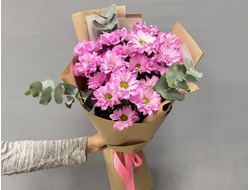 Букет розовых хризантем с эвкалиптом