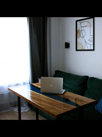 стол река из эпоксидной смолы синий для студии