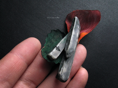 Брошь с лепестком розы "Воспоминание о былом"